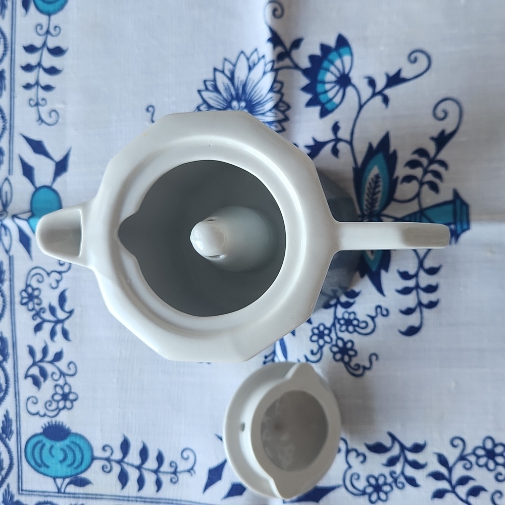 Elegant White and Silver Coffee and Tea Accessory for Kitchen - Picture 2 of 4